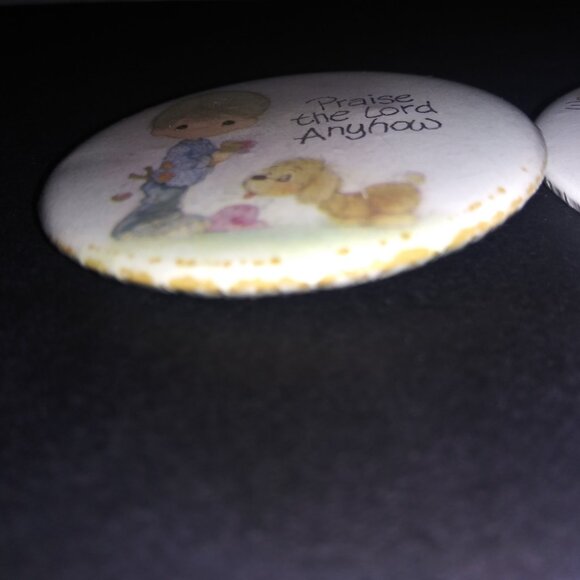 Precious Moments Religious Buttons Praise God Pins Lot of 2 Jonathan and David - Picture 3 of 5